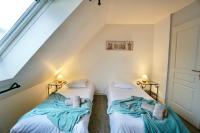 two twin beds in a room with a attic at Le duplex du quai mer in Concarneau
