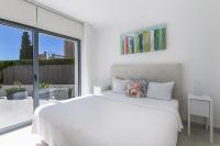 Łóżko lub łóżka w pokoju w obiekcie 2705 - Schicke Villa in Santa Ponsa Nova