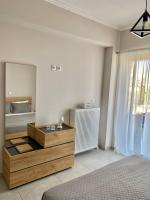 Postel nebo postele na pokoji v ubytování Eleusis Luxury Flat park in yard
