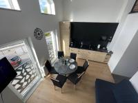 Televízia a/alebo spoločenská miestnosť v ubytovaní Apartament Amelia