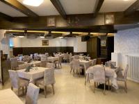 Reštaurácia alebo iné gastronomické zariadenie v ubytovaní Hotel Nevada