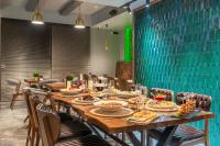 uma sala de jantar com uma mesa longa com comida em Sky Roof Hotel em Lefkosa Turk