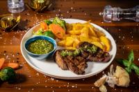 um prato de comida com carne e batatas fritas e molho em Sky Roof Hotel em Lefkosa Turk