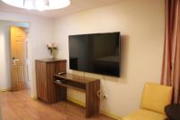 Festive Hotel Makatiにあるテレビまたはエンターテインメントセンター