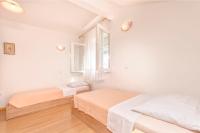 Posteľ alebo postele v izbe v ubytovaní Apartments Mirjana Blue Beach