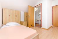 Posteľ alebo postele v izbe v ubytovaní Apartments Mirjana Blue Beach