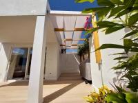 Bungalow de diseño hidromasajes terraza y piscina.の見取り図または間取り図