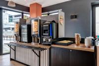 Kuchyň nebo kuchyňský kout v ubytování B&B HOTEL Paris Ivry Quai de Seine