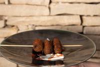 利卡斯戴勒Praia Art Resort - Small Luxury Hotels of the world的玻璃盘子上的盘子里放着三份食物。