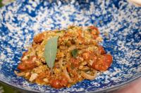 利卡斯戴勒Praia Art Resort - Small Luxury Hotels of the world的一个盛着意大利面的蓝色盘子