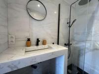 Een badkamer bij Appartement La Rochelle, 1 pi&egrave;ce, 3 personnes - FR-1-246-590