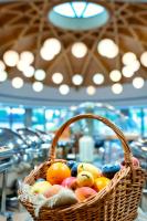 Una cesta de fruta sobre una mesa en una tienda. en Hunguest Hotel Pelion, en Tapolca