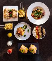 巴拿马城Hotel El Panama by Faranda Grand, a member of Radisson Individuals的桌子上的一组盘子里的食物