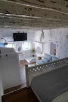 Televízia a/alebo spoločenská miestnosť v ubytovaní Traditional Chora House