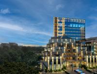 ジュバにあるPyramid Continental Hotelの夜間の事務所建物の表示