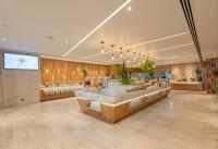 eine Lobby mit einer Essenstheke in einem Geschäft in der Unterkunft Queen Ann Nha Trang Hotel in Nha Trang