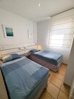 Postel nebo postele na pokoji v ubytování Moderne Penthouse-Whg am Hafen von Cala d'Or / WLAN, Klimaanlage, Pool