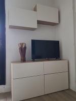 Telewizja i/lub zestaw kina domowego w obiekcie MARSEILLAN-PLAGE Appartement Coeur de sable