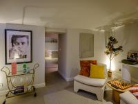 Een bed of bedden in een kamer bij FINCH Boutique Hotel, downtown