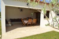 Patio alebo iná vonkajšia časť ubytovania Joli appartement au calme entre Nîmes et Avignon