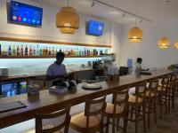 San IsidroにあるTrogon's Perchのカウンターに立つ2人のレストランのバー