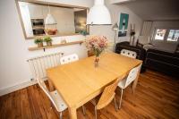 Kuchnia lub aneks kuchenny w obiekcie LA MARINA amplio apartamento en pleno centro de Hondarribia