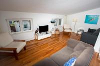 Telewizja i/lub zestaw kina domowego w obiekcie LA MARINA amplio apartamento en pleno centro de Hondarribia