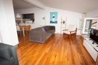 Telewizja i/lub zestaw kina domowego w obiekcie LA MARINA amplio apartamento en pleno centro de Hondarribia