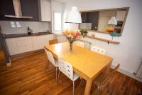 Kuchnia lub aneks kuchenny w obiekcie LA MARINA amplio apartamento en pleno centro de Hondarribia