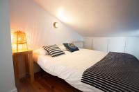 Łóżko lub łóżka w pokoju w obiekcie LA MARINA amplio apartamento en pleno centro de Hondarribia