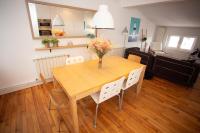 Kuchnia lub aneks kuchenny w obiekcie LA MARINA amplio apartamento en pleno centro de Hondarribia