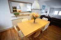Kuchnia lub aneks kuchenny w obiekcie LA MARINA amplio apartamento en pleno centro de Hondarribia