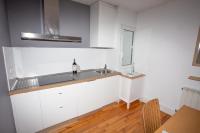 Kuchnia lub aneks kuchenny w obiekcie LA MARINA amplio apartamento en pleno centro de Hondarribia