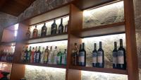 un montón de botellas de vino en un estante en Bemar Carmelo Hotel, en Carmelo