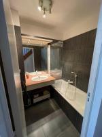 Koupelna v ubytov&aacute;n&iacute; Cannes appartement calme et chaleureux Beautiful and Cosy duplex