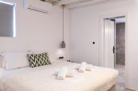 Posteľ alebo postele v izbe v ubytovaní Yalos Mykonos 4 Bedroom Luxury house 5 minute from Ornos Beach w sea & Sunset view