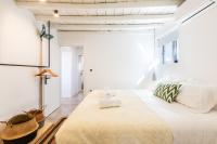 Posteľ alebo postele v izbe v ubytovaní Yalos Mykonos 4 Bedroom Luxury house 5 minute from Ornos Beach w sea & Sunset view