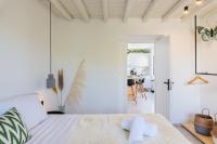 Posteľ alebo postele v izbe v ubytovaní Yalos Mykonos 4 Bedroom Luxury house 5 minute from Ornos Beach w sea & Sunset view