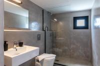 Kúpeľňa v ubytovaní Yalos Mykonos 4 Bedroom Luxury house 5 minute from Ornos Beach w sea & Sunset view