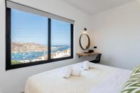 Posteľ alebo postele v izbe v ubytovaní Yalos Mykonos 4 Bedroom Luxury house 5 minute from Ornos Beach w sea & Sunset view