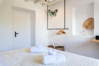 Posteľ alebo postele v izbe v ubytovaní Yalos Mykonos 4 Bedroom Luxury house 5 minute from Ornos Beach w sea & Sunset view