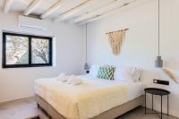 Posteľ alebo postele v izbe v ubytovaní Yalos Mykonos 4 Bedroom Luxury house 5 minute from Ornos Beach w sea & Sunset view