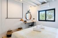 Posteľ alebo postele v izbe v ubytovaní Yalos Mykonos 4 Bedroom Luxury house 5 minute from Ornos Beach w sea & Sunset view