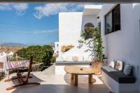 Balkón alebo terasa v ubytovaní Yalos Mykonos 4 Bedroom Luxury house 5 minute from Ornos Beach w sea & Sunset view