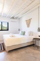 Posteľ alebo postele v izbe v ubytovaní Yalos Mykonos 4 Bedroom Luxury house 5 minute from Ornos Beach w sea & Sunset view