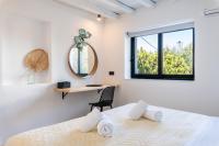 Posteľ alebo postele v izbe v ubytovaní Yalos Mykonos 4 Bedroom Luxury house 5 minute from Ornos Beach w sea & Sunset view
