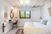 Posteľ alebo postele v izbe v ubytovaní Yalos Mykonos 4 Bedroom Luxury house 5 minute from Ornos Beach w sea & Sunset view