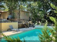 Bazén v ubytovaní Le Dourmidou - Gite avec piscine, au pied du Luberon alebo v jeho blízkosti