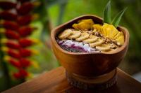 un bol de madera lleno de frutas y frutos secos en Driftwood Lombok, en Selong Belanak