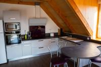 Kuchyňa alebo kuchynka v ubytovaní Appartement charmant à Saint-Côme-d'Olt - 80 m² avec balconc